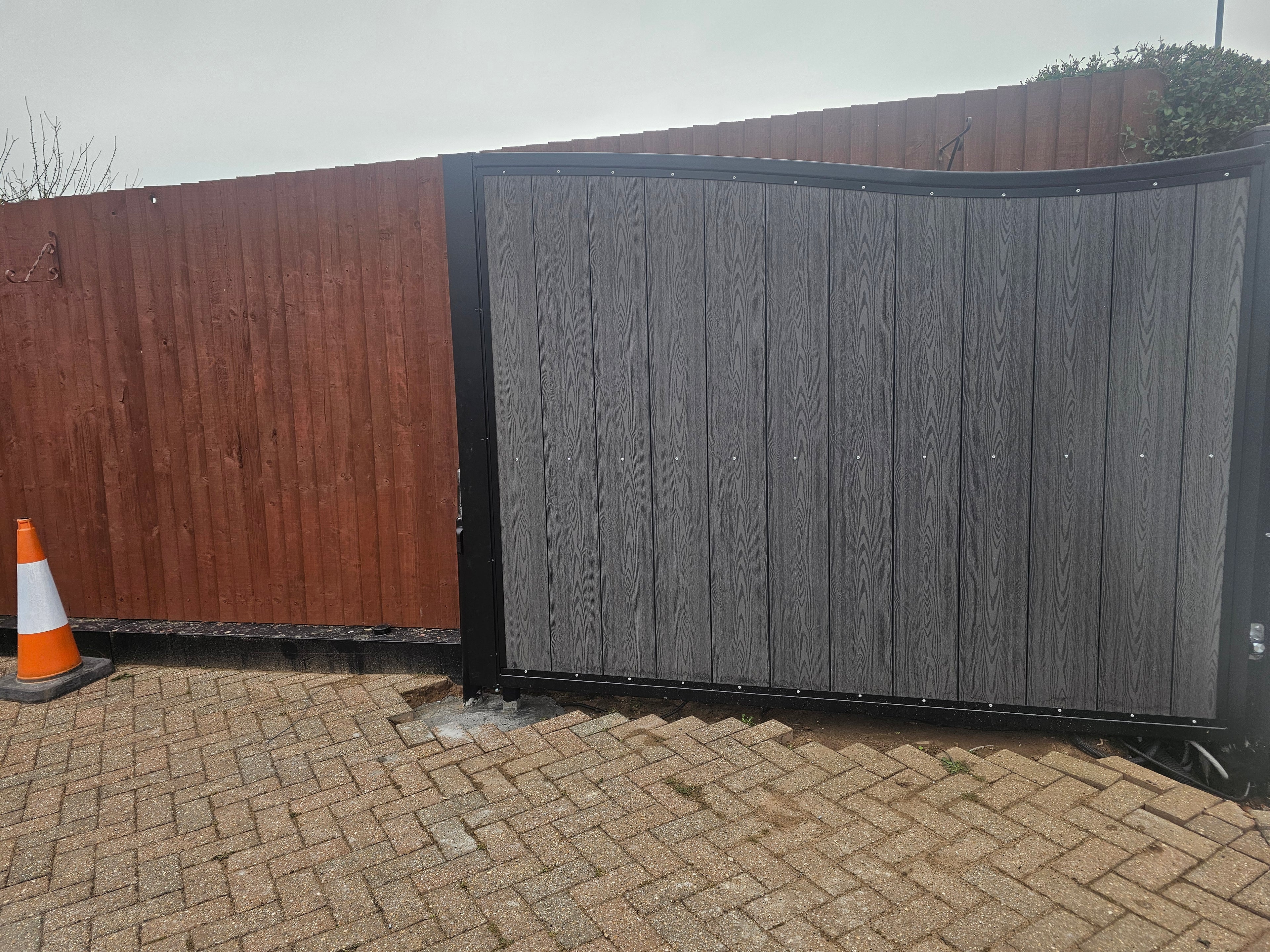 Swing gate Composite Brown - Grey /Arch