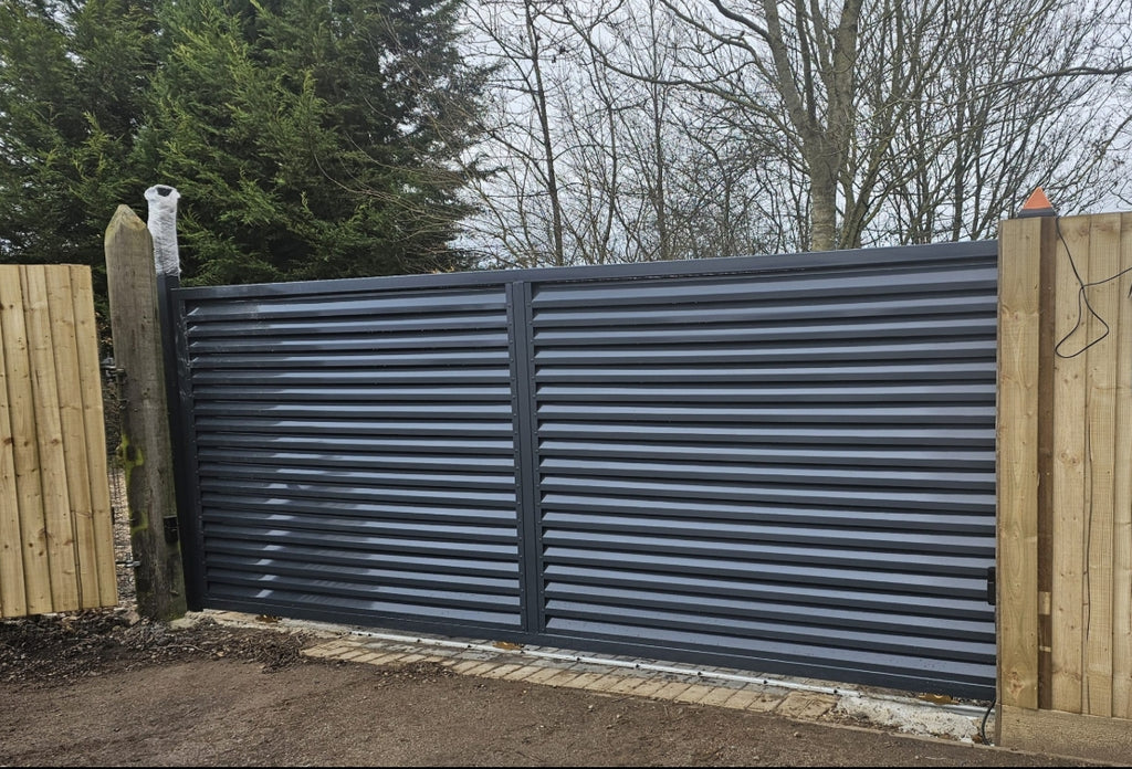 Sliding gate Louver