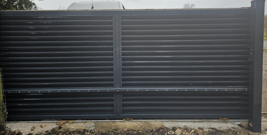Sliding gate Louver