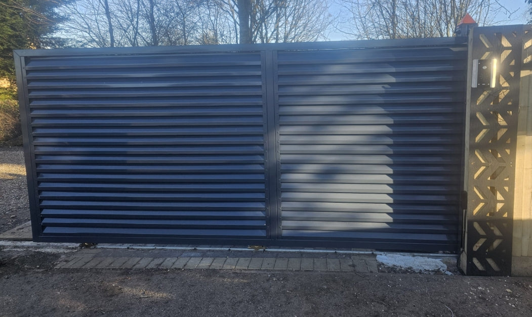 Sliding gate Louver